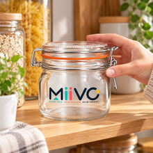 Personalisiertes Bügelglas mit farbig gedrucktem MIIVO Logo